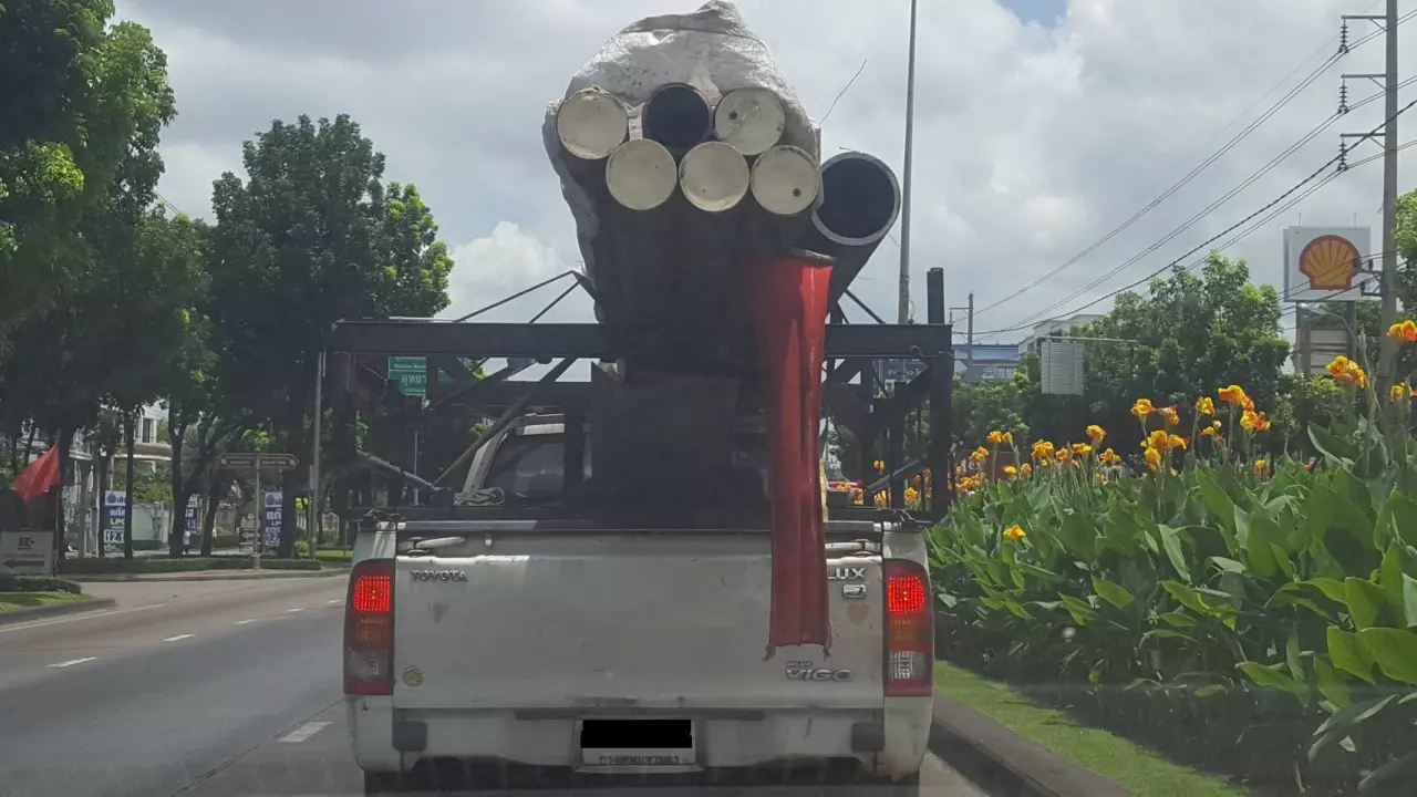 ถูกหรือผิด? กระบะขนของแบบนี้ถูกจับปรับไหม ขนส่งฯ ไขข้อสงสัย