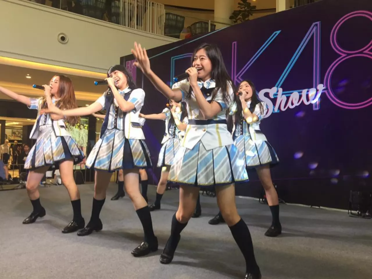 เหนือบรรยาย! ประมูลรูป เฌอปราง BNK48 ใบละ 7.7 หมื่น รวมทำบุญกว่า 2 แสน