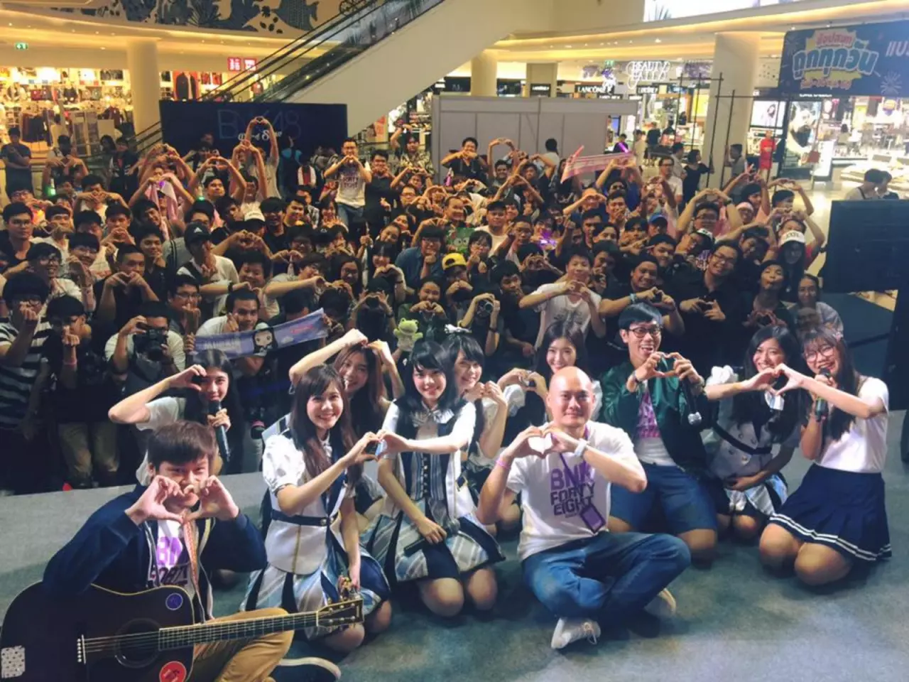 เหนือบรรยาย! ประมูลรูป เฌอปราง BNK48 ใบละ 7.7 หมื่น รวมทำบุญกว่า 2 แสน
