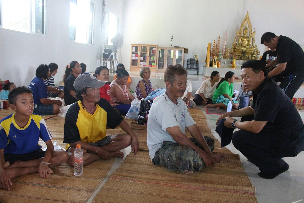 เข้าพบปะผู้ประสบภัยน้ำท่วม