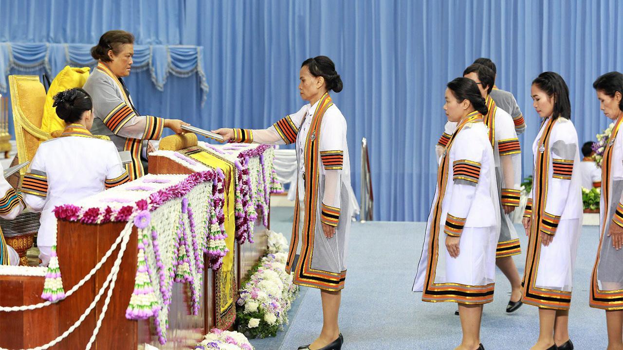 สมเด็จพระเทพรัตนราชสุดาฯ สยามบรมราชกุมารี เสด็จพระราชดำเนินแทนพระองค์ พระราชทานปริญญาบัตรแก่ ผู้สำเร็จการศึกษาจากมหาวิทยาลัยนเรศวร ประจำปีการศึกษา 2559 ณ มหาวิทยาลัยนเรศวร เมื่อวันที่ 31 กรกฎาคม.