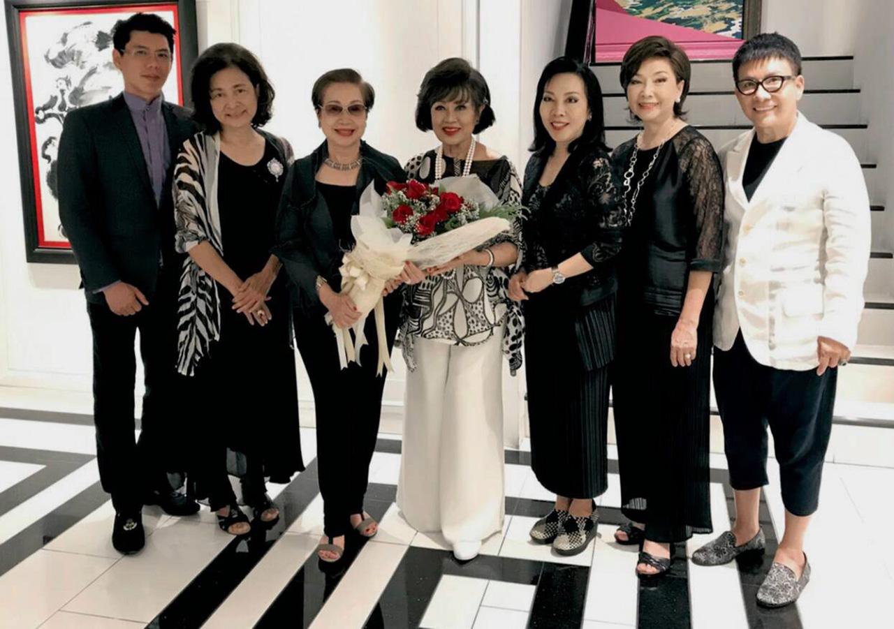 ปลื้ม สุภาพรรณ พิชัยรณรงค์สงคราม จัดงานเลี้ยงแสดงความยินดีให้แก่ วี มาร์ ในโอกาสเข้ารับตำแหน่งที่ปรึกษาด้านการตลาดไทยแลนด์ แทตเลอร์ โดยมี รุจิตร สุธนะเสรีพร, ดร.สมศักดิ์ ชลาชล, สุวลักษณ์ มหันตคุณ และ พรรณิภา ปวนะฤทธิ์ มาร่วมงานด้วย ที่ริว่า อรุณ วันก่อน.
