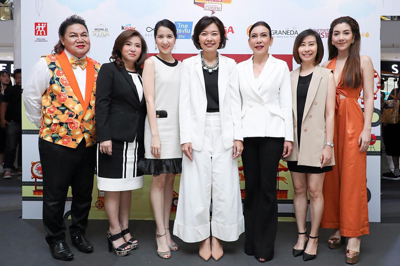 ชวนไปกิน สิรินฉัตร แสงศรี เปิดงาน Mega Food Fun Fin เทศกาลแห่งความสนุก ปรุงความสุขทุกจาน จัดถึง 14 ส.ค. โดยมี ภริตา วิริยะรังสฤษฎ์, สิริพร ใจสะอาด, ศิริสรา องค์ติลานนท์, วิริฒิพา ภักดีประสงค์ และ ยิ่งศักดิ์ จงเลิศเจษฎาวงศ์ มาร่วมงานด้วย ที่เมกา บางนา วันก่อน.