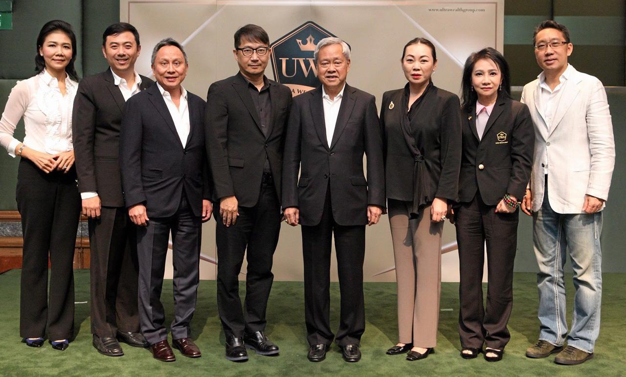 รู้ลึก ชัชวาลย์ เจียรวนนท์, ปิยะมาน เตชะไพบูลย์ และ สุพร วัธนเวคิน ผู้บริหารอัลตร้า เวลท์ กรุ๊ป ให้การต้อนรับ ชาญ บูลกุล ในโอกาสมาบรรยายเรื่อง “การระดมทุนในเชิงลึกและแนวทางการลงทุนในหุ้นที่น่าสนใจ” โดยมี ชาญ ศรีวิกรม์ มาร่วมฟังด้วย ที่โรงแรมแกรนด์ ไฮแอท เอราวัณ วันก่อน.