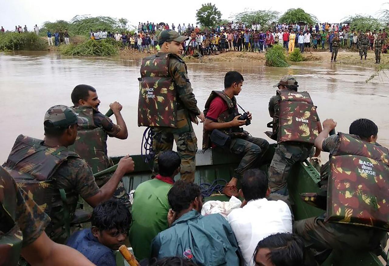 ทหารในรัฐคุชราตขนส่งผู้ประสบภัยไปยังที่ปลอดภัย