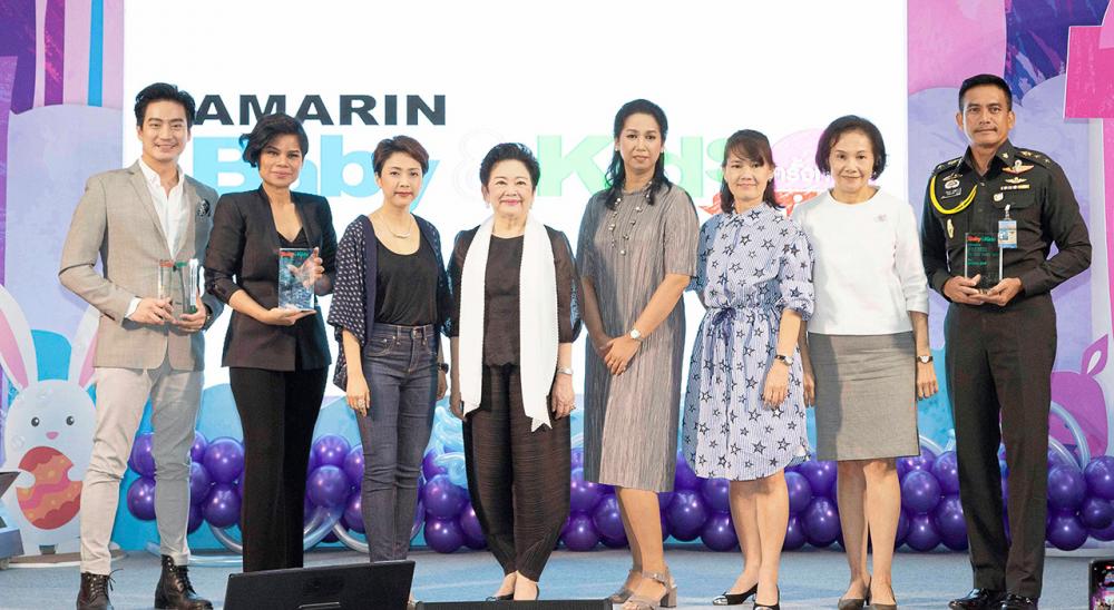 สุดยอด เมตตา อุทกะพันธุ์ และ ระริน อุทกะพันธุ์ ปัญจรุ่งโรจน์ แถลงข่าวโครงการ “อ่าน 15 นาทีทุกวัน สร้างมหัศจรรย์แห่งชีวิต” พร้อมมอบรางวัลสุดยอดครอบครัวยอดเยี่ยมแห่งปีแก่ สมิทธิ์-ปาณิสรา อารยะสกุล และสุดยอดคุณพ่อต้นแบบแก่ พ.อ.วันชนะ สวัสดี ที่ไบเทค บางนา วันก่อน.