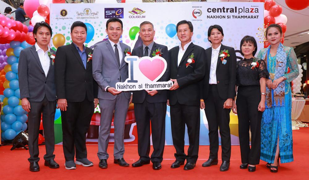 ฉลองหนึ่งปี ดนัย เจียมวิเศษสุข และ ปรีดี คงสงค์ เปิดงานฉลองครบรอบ 1 ปี ของ ศูนย์การค้าเซ็นทรัลพลาซา นครศรีธรรมราช พร้อมโชว์ประติมากรรมลูกโป่งกว่า 3 แสนลูก โดยมี วิทยา แก้วภราดัย, กรกฏ เตติรานนท์ และ ลดาวัลย์ ช่วยชาติ มาร่วมงานด้วย ที่ จ.นครศรีธรรมราช วันก่อน.