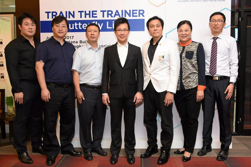 รู้จริง รศ.นพ.ธันวา ตันสถิตย์ และ นพ.พุฒิพงศ์ ภูมิสุวรรณ จัดประชุมวิชาการ “Train the trainer-Butterfly lift” เพื่ออัพเดตเทคนิคการฉีดฟิลเลอร์ให้แก่คณะแพทย์จากสาธารณรัฐประชาชนจีน โดยมี ภก.พิรพัฒน์ ศรีวัฒนวงศ์ มาร่วมประชุมด้วย ที่โรงพยาบาลจุฬาลงกรณ์ วันก่อน.