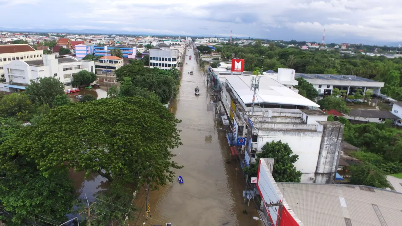 น้ำท่วมสกลนคร ทะลักหนองหาร วิกฤติถึงนครพนม ถนนเชื่อมจังหวัดถูกตัดขาด