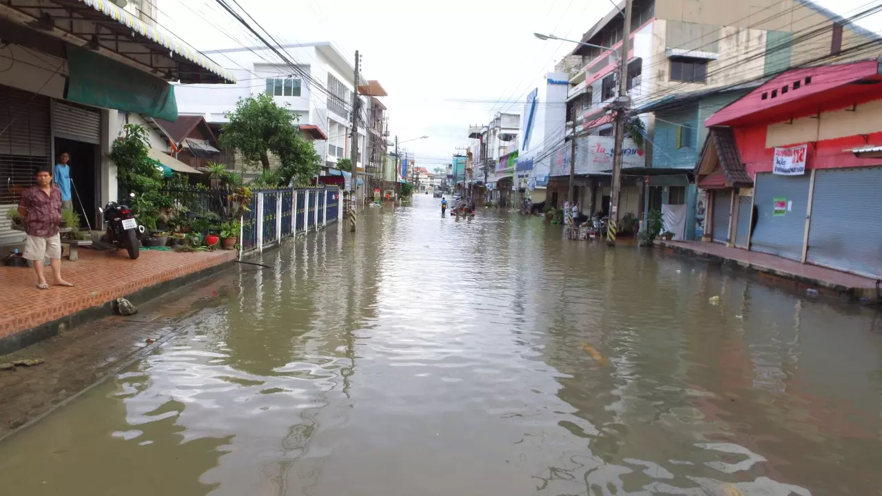 น้ำท่วมสกลนคร ทะลักหนองหาร วิกฤติถึงนครพนม ถนนเชื่อมจังหวัดถูกตัดขาด