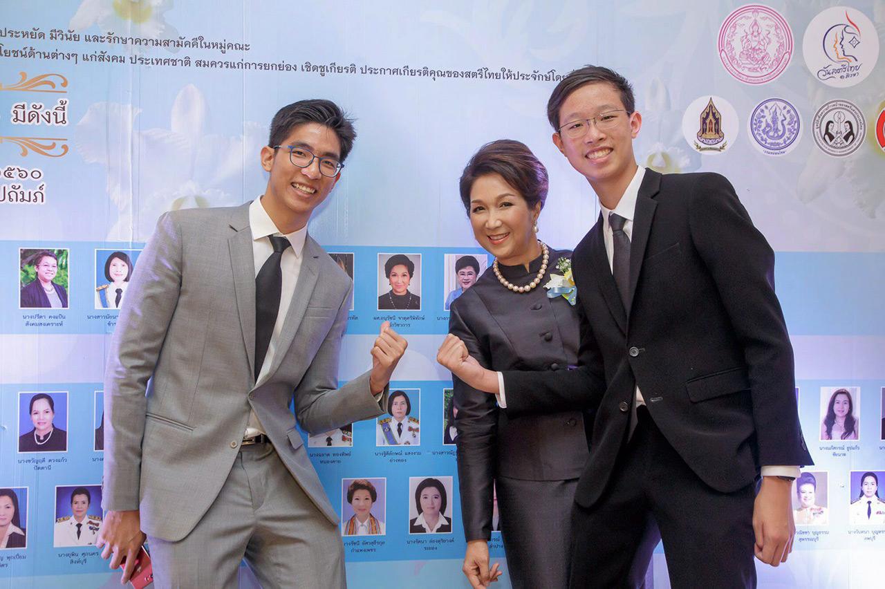 ณพล-ฉัตร จาตุศรีพิทักษ์ มาให้กำลังใจ คุณแม่ ผศ.อนุรัชนี จาตุศรีพิทักษ์ ที่ได้รับยกย่องเป็นสตรีไทยดีเด่นปีนี้ด้วย.