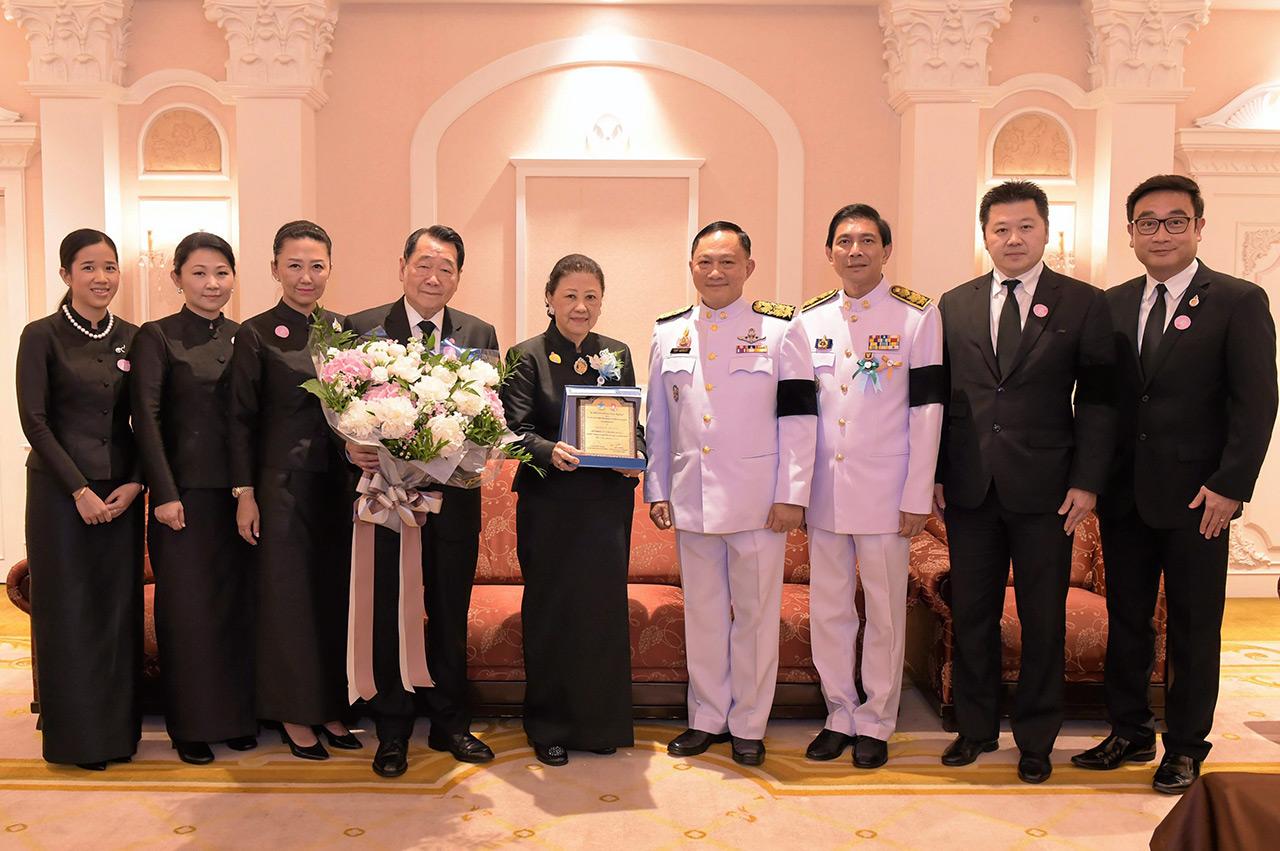 พล.ต.อ.อดุลย์ แสงสิงแก้ว รมว.พม. แสดงความยินดีกับคุณหญิงเทวี เจียรวนนท์ ซึ่งเจ้าสัวธนินท์ เจียรวนนท์ ชวนลูกๆ วรรณี,ณรงค์, ทิพพาภรณ์ มาร่วมงานด้วย.