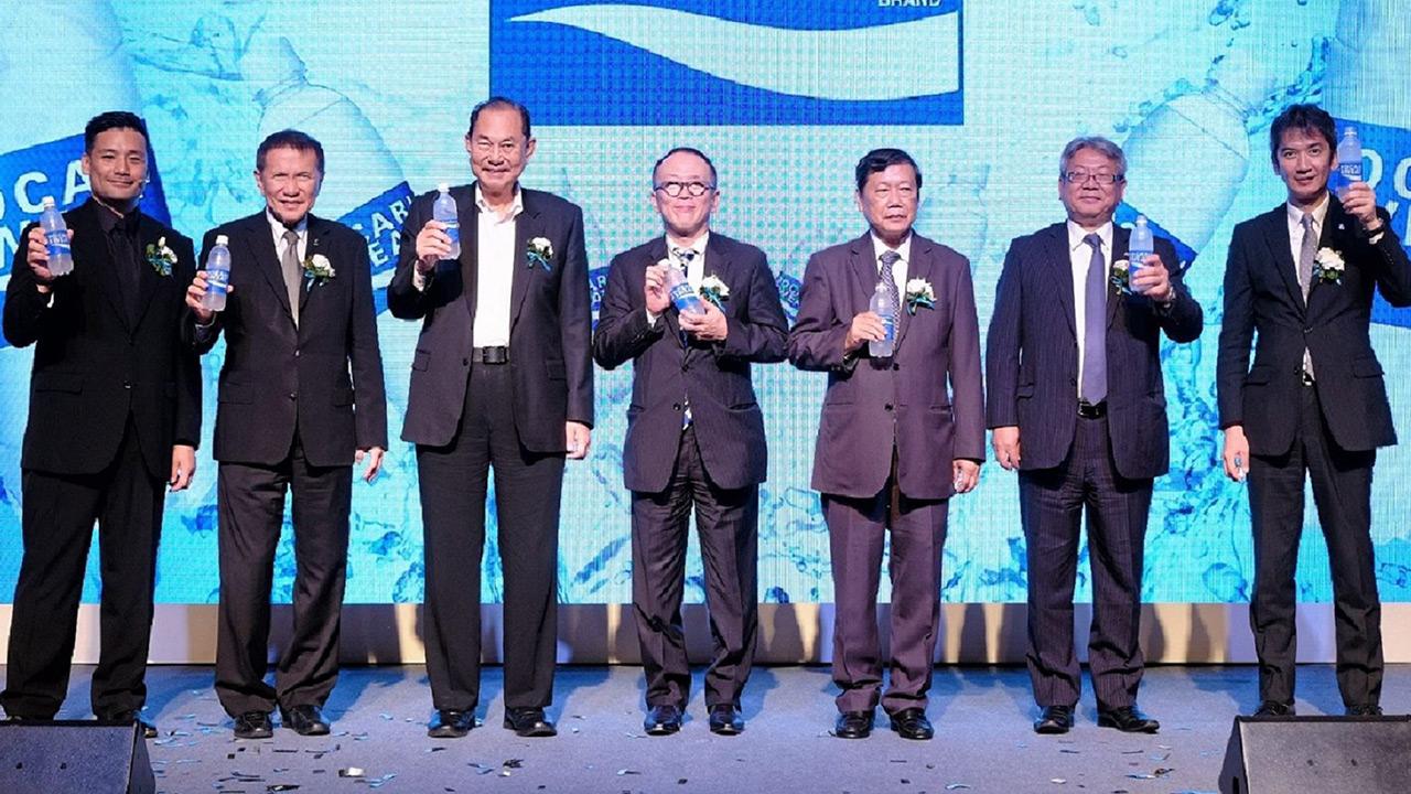 หายเพลีย ทาคายูกิ คูชิดะ เปิดตัว บริษัทโอซูก้า นิวทราซูติคอล พร้อมแนะนำ “โพคารี่สเวท” เครื่องดื่มเพื่อสุขภาพระดับพรีเมียมมาตรฐานญี่ปุ่น โดยมี บุณยสิทธิ์ โชควัฒนา, บุญชัย โชควัฒนา, ธนัญ สันตโยดม และ โอซูก้า อิจิโร่ มาร่วมงานด้วย ที่โรงแรมดิ โอกุระ เพรสทีจ วันก่อน.