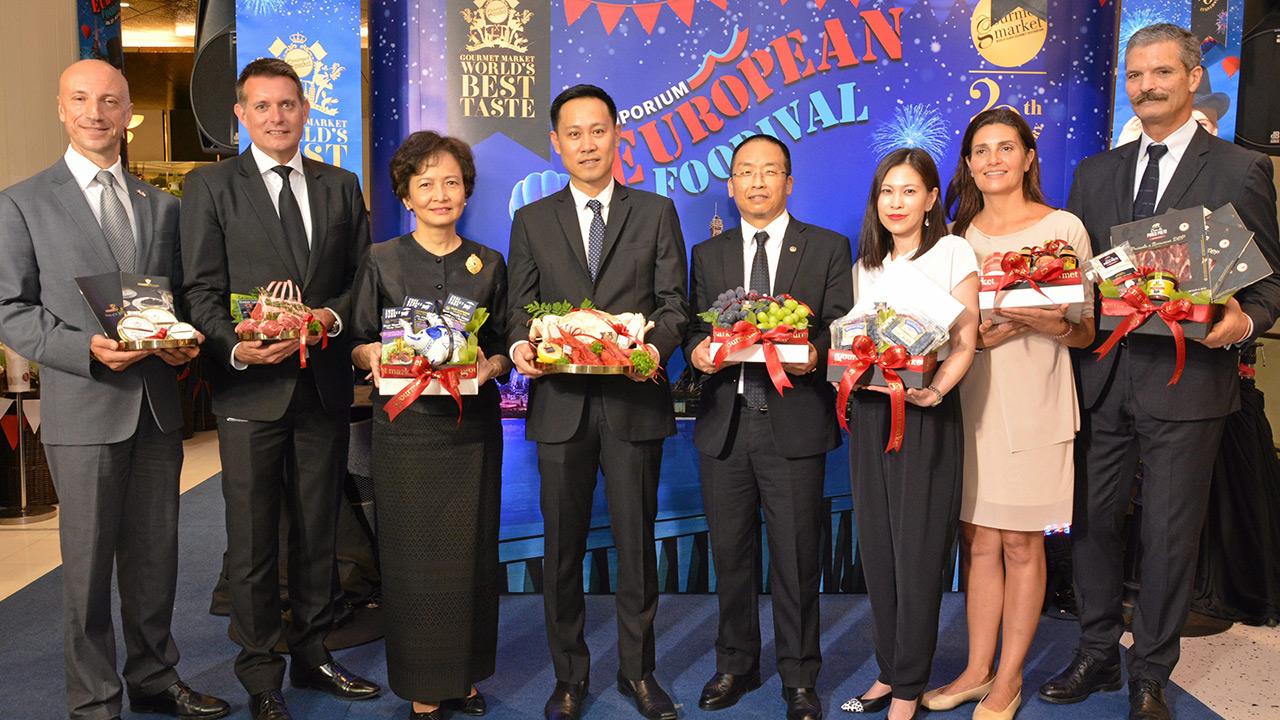 หม่ำกันเพลิน เชวัง โชเพล ดอร์จิ ทูตภูฏาน เปิดงาน “กูร์เมต์ มาร์เก็ต เวิลด์ เบสท์ เทสต์ 2017” เพื่อฉลองครบรอบ 20 ปี กูร์เมต์ มาร์เก็ต พร้อมสัมผัสรูปแบบวัฒนธรรมอาหารระดับโลก จัดถึง 23 ส.ค. โดยมี นันทวัลย์ ศกุนตนาค และ ชัยรัตน์ เพชรดากูล มาร่วมงานด้วย ที่ดิ เอ็มโพเรียม วันก่อน.