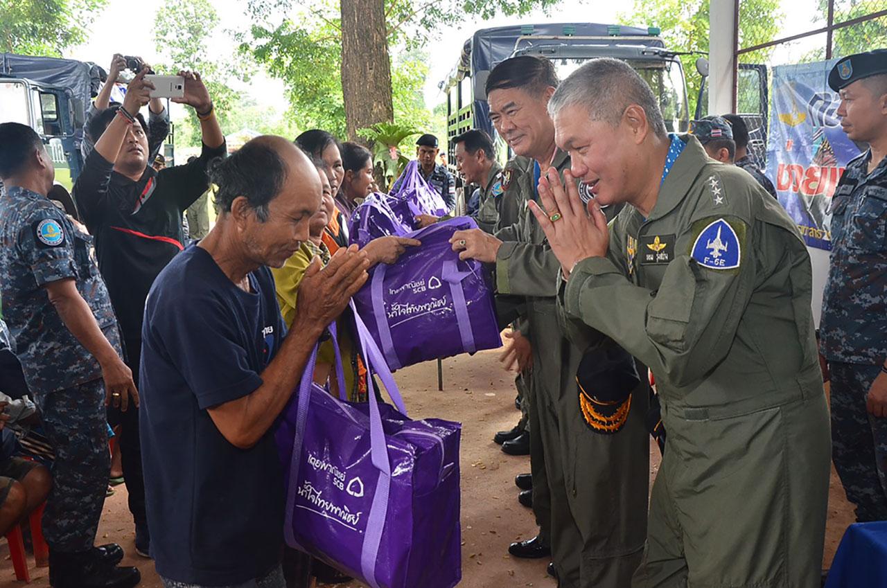 ชาวบ้านรอต้อนรับ