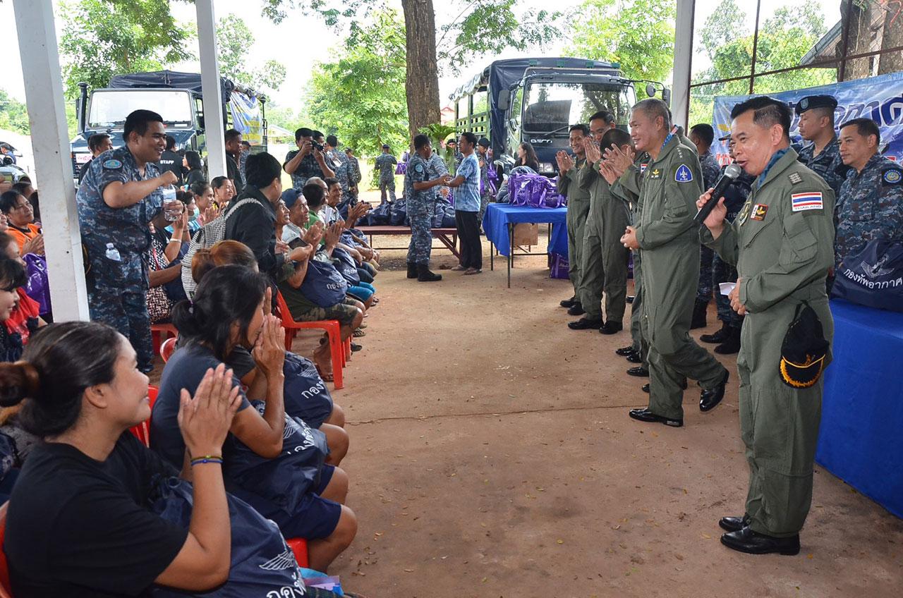 ผบ.ทอ.พุดคุยถามไถ่สารทุกข์สุกดิบกับชาวบ้าน