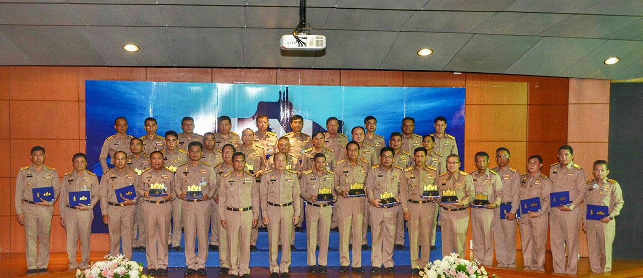 ถ่ายภาพร่วมกำลังพล