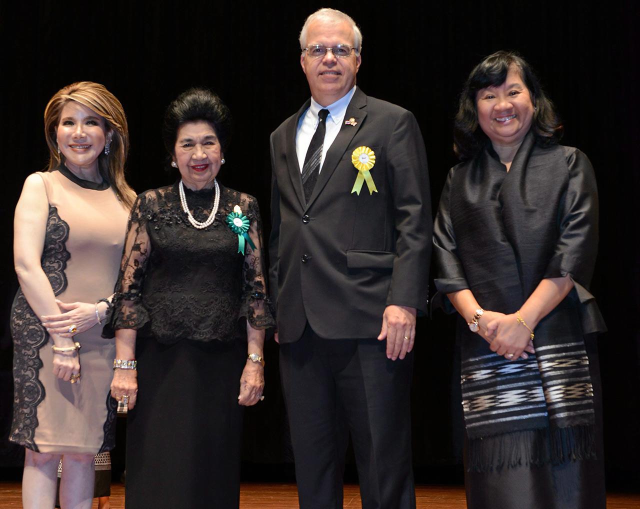 คุณหญิงโรส บริบาลบุรีภัณฑ์ ร่วมยินดีกับปีเตอร์ เฮย์มอนด์ และดุษฎี ภรรยา.