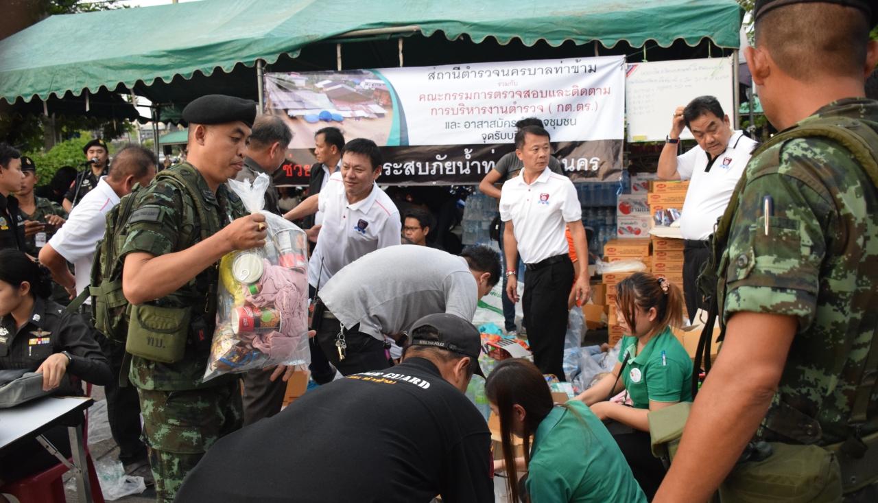 อาหารแห้งถือเป็นสิ่งหนึ่งที่ผู้เดือดร้อนภัยน้ำท่วมต้องการ