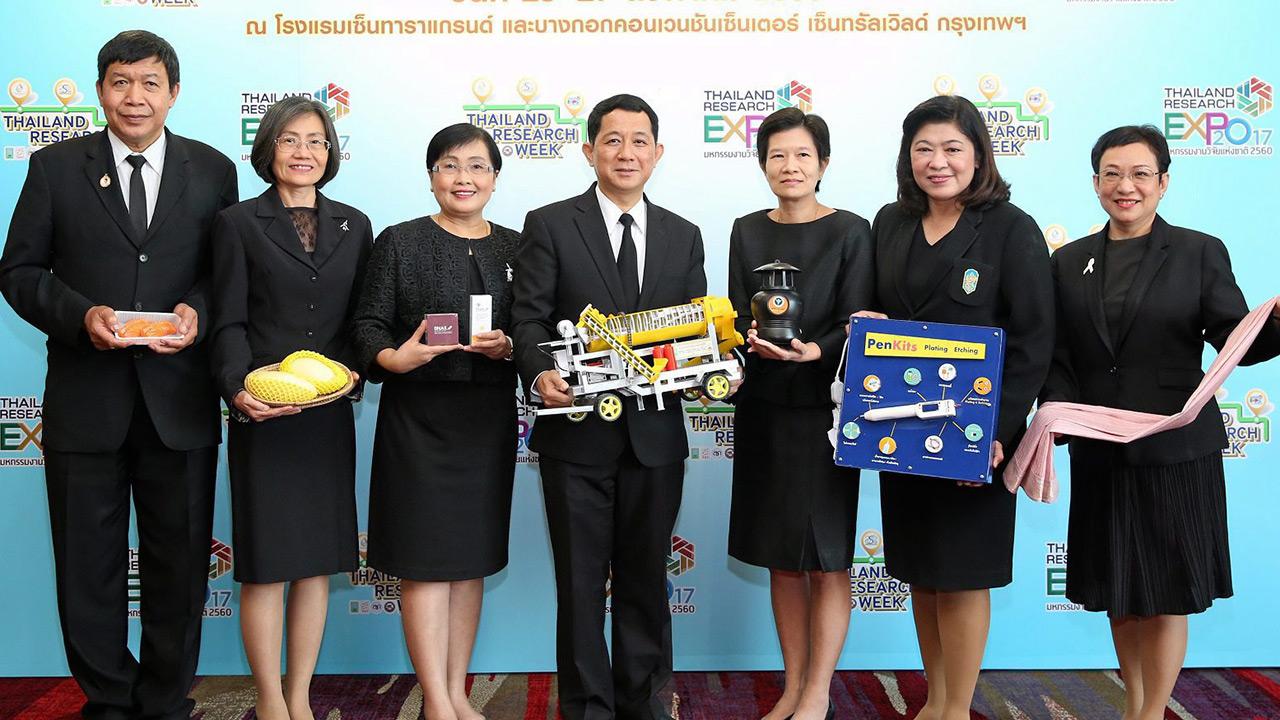 ผลงานดี ศ.นพ.สิริฤกษ์ ทรงศิวิไล แถลงข่าวการจัด “Thailand Research Week : มหกรรมงานวิจัยแห่งชาติ 2560” เพื่อนำเสนอผลงานวิจัยมีศักยภาพพร้อมใช้ ระหว่าง 23-27 ส.ค. โดยมี ศ.ดร.สมปอง คล้ายหนองสรวง มาร่วมแถลงด้วย ที่โรงแรมเซ็นทาราแกรนด์ เซ็นทรัลเวิลด์ วันก่อน.