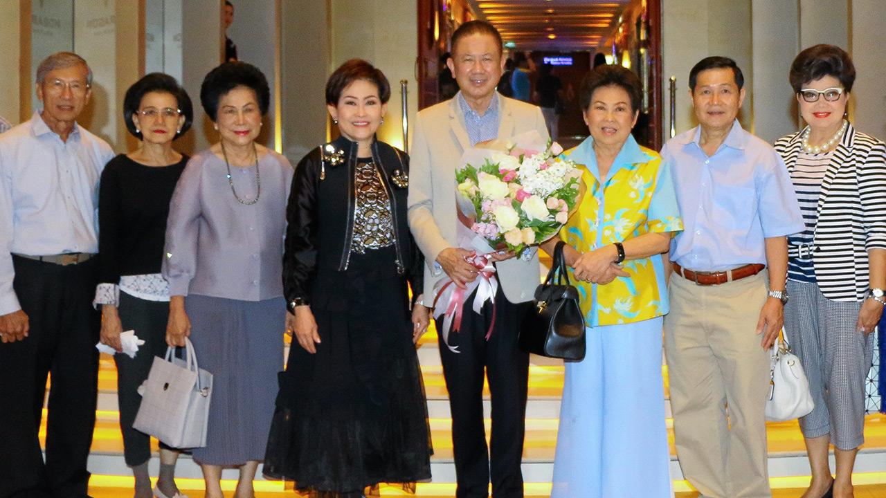 เบิร์ธเดย์ คุณหญิงณัฐิกา วัธนเวคิน อังอุบลกุล จัดงานเลี้ยงฉลองวันเกิดครบรอบ 70 ปี ให้แก่สวีทฮาร์ท สนั่น อังอุบลกุล โดยมี จรรย์สมร วัธนเวคิน, อุทัย ปิยวนิชพงษ์, สุพล วัธนเวคิน, พญ.สุวดี รักธรรม และ วรรณวิภา เหราบัตย์ มาร่วมอวยพรด้วย ที่สยามพารากอน วันก่อน.