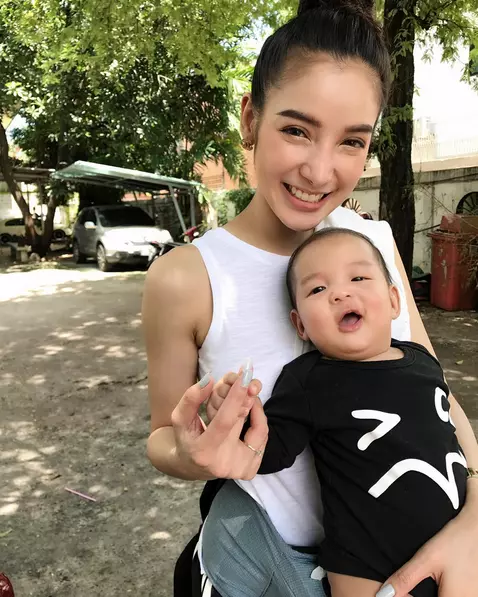 แพท ณปภา พูดแล้ว! หลังดราม่าป้อนข้าวลูกและใช้ขวดนมแพง (คลิป)