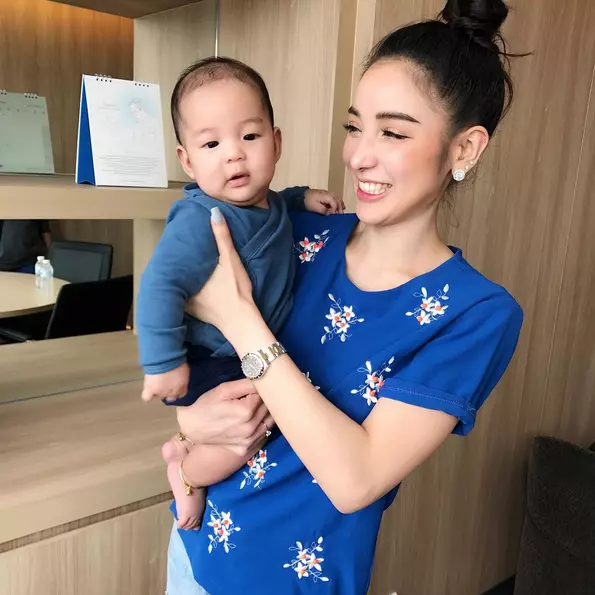 แพท ณปภา พูดแล้ว! หลังดราม่าป้อนข้าวลูกและใช้ขวดนมแพง (คลิป)