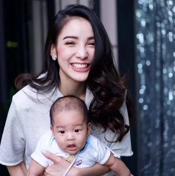 แพท ณปภา พูดแล้ว! หลังดราม่าป้อนข้าวลูกและใช้ขวดนมแพง (คลิป)