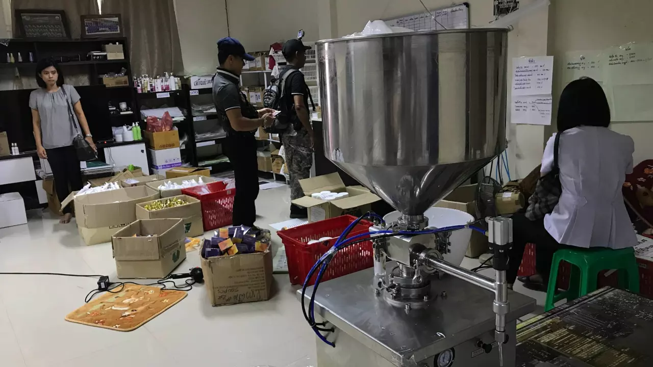 อวสานครีมตลาดนัด บุกโรงงานเถื่อนผลิตเครื่องประทินผิว กวนเองเป็นกะละมัง
