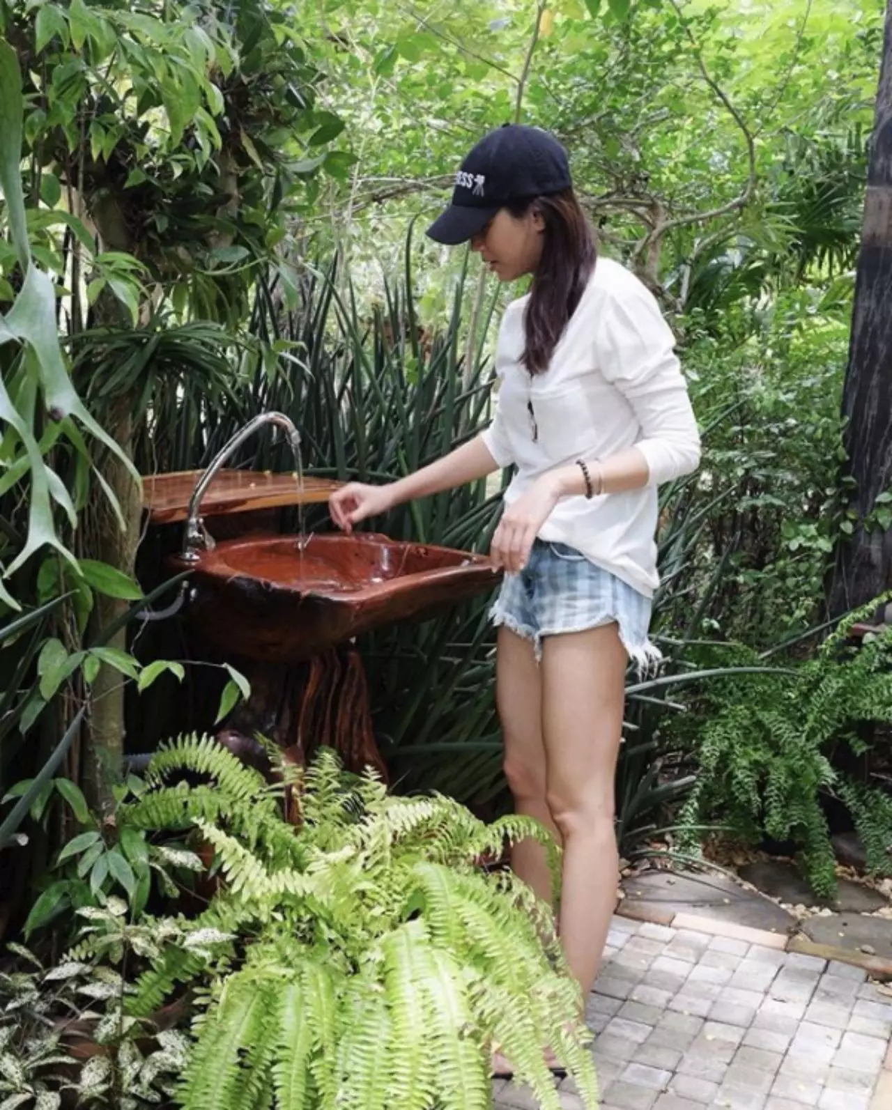 อยากเข้าไปอยู่ด้วยเลย ส่องบ้านจุ๋ย วรัทยา ร่มรื่นน่าอยู่มีคลองส่วนตัว!