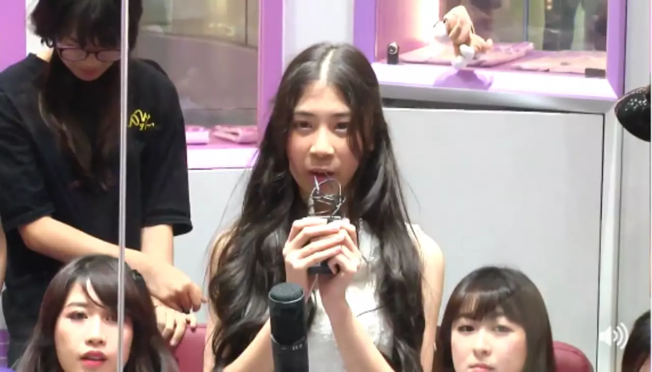 น้ำตาไหลริน! คิตแคต BNK48 ประกาศจบการศึกษาเป็นคนแรกของวง