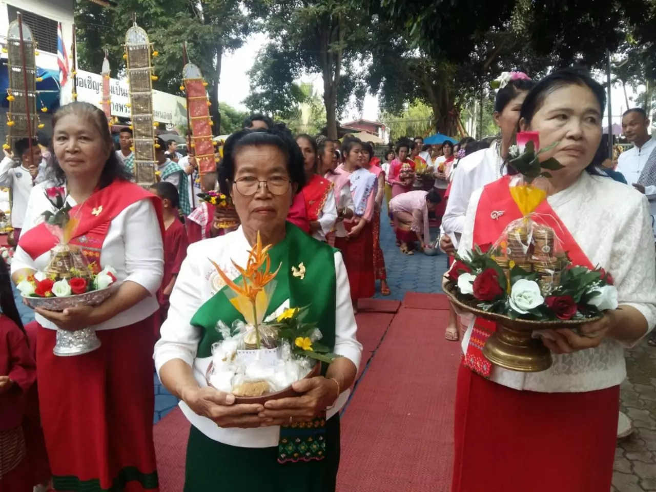 คนไทยเชื้อสายมอญใน จ.ลำพูน จัดตักบาตรน้ำผึ้ง เชื่อเป็นยาอายุวัฒนะ