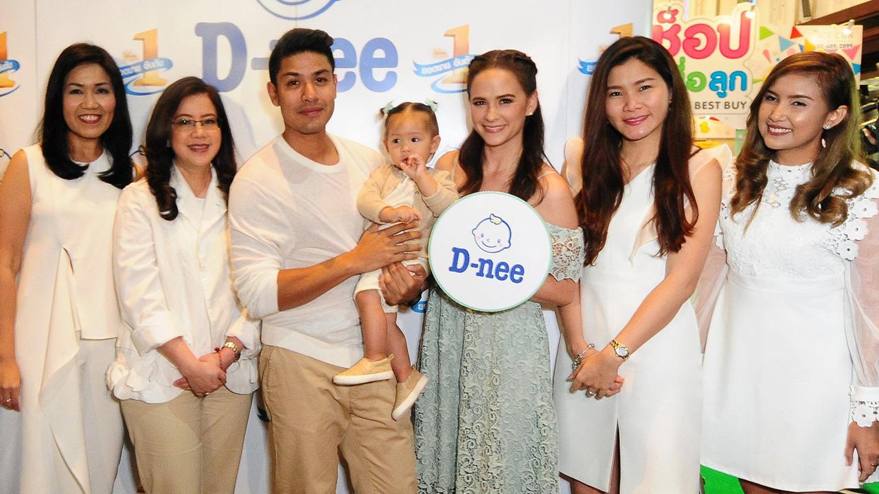 ใช้ดีจริง ปัทมา ถกลศรี จัดงาน “D-nee” ฉลองยอดขายอันดับ 1 ในกลุ่มผลิตภัณฑ์ดูแลผ้าสำหรับเด็กในงาน Baby and Kids Best Buy 2017 โดยมี ศิริสุภา อาจสัญจร, นภิศา พาชีรัตน์, ศิริธร ดำริห์ และ ภูริ-อลิชา หิรัญพฤกษ์ มาร่วมงานด้วย ที่ศูนย์ประชุมแห่งชาติสิริกิติ์ วันก่อน.