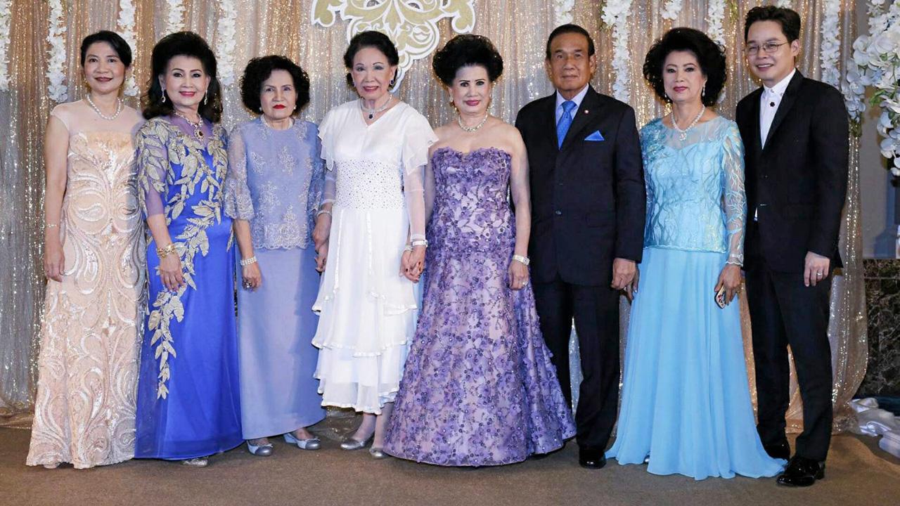 เบิร์ธเดย์ อุทัย-ธนพรรณ พิมพ์ใจชน, ม.ร.ว.ปรียางค์ศรี วัฒนคุณ, คุณหญิงกิ่งแก้ว เอื้อทวีกุล, ละออ ตั้งคารวคุณ และ สุริยน ศรีอรทัยกุล มาร่วมอวยพรในงานเลี้ยงฉลองวันเกิดของจรินทร์ สุมานนท์ ท่ามกลางบรรยากาศของความชื่นมื่น ที่โรงแรมเดอะ เบอร์เคลีย์ ประตูนํ้า วันก่อน.