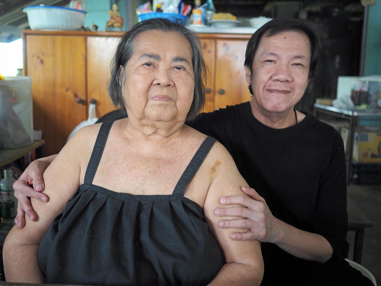 วิภา คุณวัฒนานนท์ กับลูกชายคู่ตำนานความอร่อย “นายหยี–หนองจอก”.