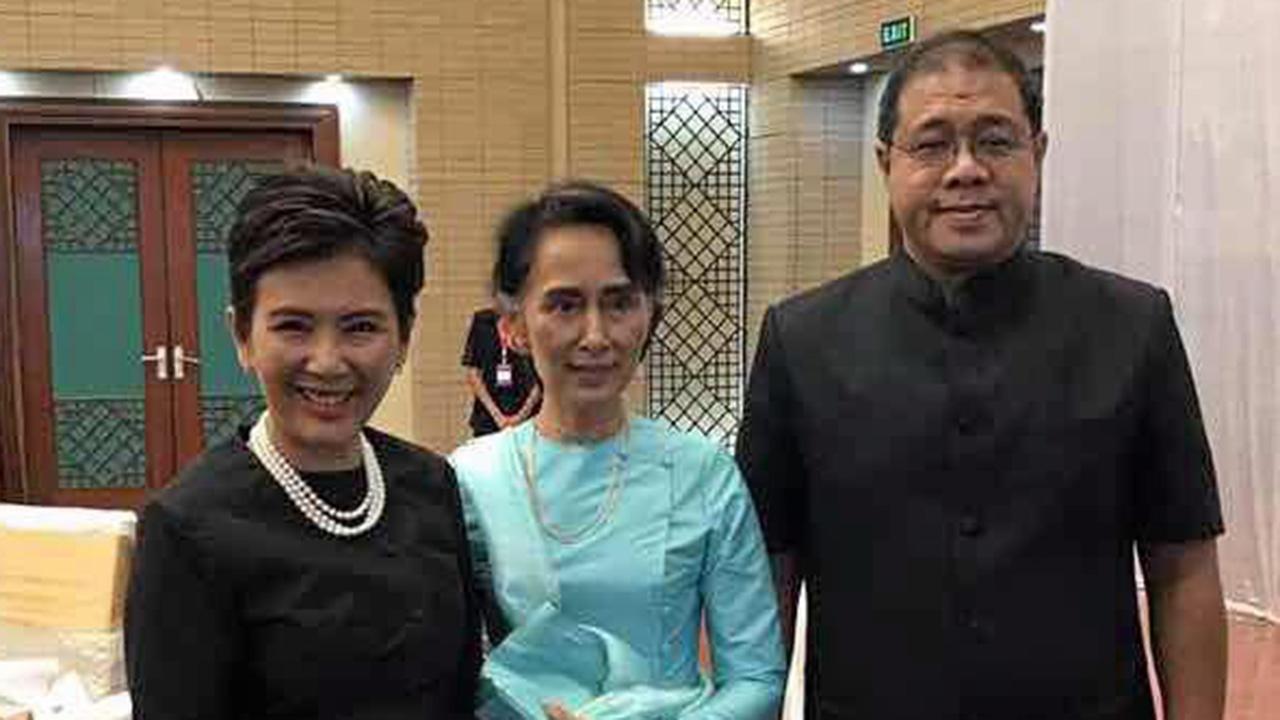 สัมพันธ์แนบแน่น อองซาน ซูจี รมว.ต่างประเทศของเมียนมา ถ่ายภาพกับ จักร บุญ-หลง ออท. ณ กรุงย่างกุ้ง และ กมลรัตน์ ภริยา ในงาน “ฉลอง 50 ปี อาเซียน” ที่กรุงเนปิดอว์ ท่ามกลางบรรยากาศอันอบอุ่น เมื่อวันก่อน.