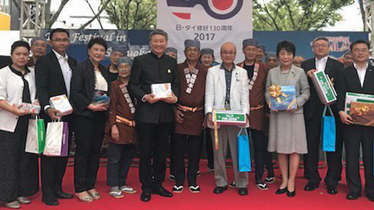 เทศกาลไทย บรรสาน บุนนาค ออท. ณ กรุงโตเกียว ญี่ปุ่น เป็นประธาน เปิดงาน “เทศกาลไทย ณ เมืองชิสึโอกะ” ครั้งที่ 8 โดยมี โยโกะ คามิกาวะ รมว.ยุติธรรมของญี่ปุ่น เข้าร่วมด้วย ที่สวนสาธารณะอาโอบะโคเอ็น จ.ชิสึโอกะ.