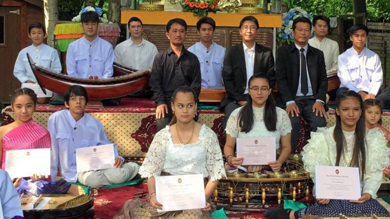 ลูกหลานไทย มนัสวี ศรีโสดาพล ออท. ณ กรุงบรัสเซลส์ เบลเยียม มอบวุฒิบัตรให้แก่เยาวชนไทยในเบลเยียมและฝรั่งเศส ที่ร่วม “ค่ายเยาวชนวัฒนธรรมและดนตรีไทยในเบลเยียม ครั้งที่ 5” ที่วัดไทยธรรมมาราม เมืองวอเตอร์ลู.