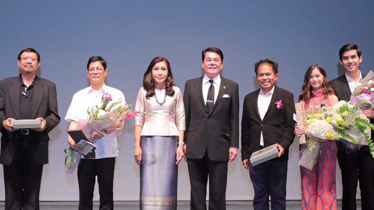 เลี้ยงรับรอง ธนาธิป อุปัติศฤงค์ ออท. ณ กรุงมะนิลา ฟิลิปปินส์ จัดงานเลี้ยงรับรองและฉายภาพยนตร์เรื่อง “พรจากฟ้า” ในโอกาสเข้าร่วมงาน “Cinemalaya 2017” ที่ศูนย์วัฒนธรรมฟิลิปปินส์ กรุงมะนิลา.