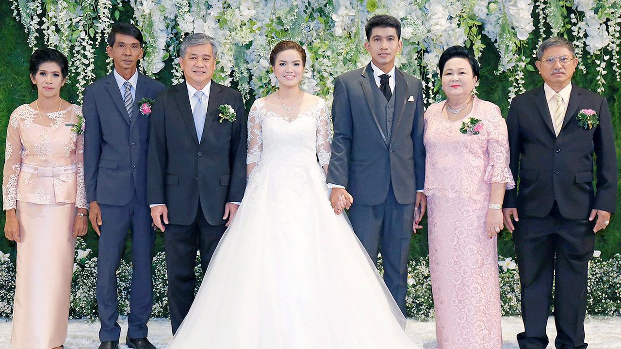 วิวาห์ชื่นมื่น - อภิรักษ์ โกษะโยธิน อดีตผู้ว่าฯ กทม. เป็นประธานในงานวิวาห์ระหว่าง รัชดาภรณ์ บุตรี พิจิตต์–ดวงพร แก้วเมือง กับ ธนากร บุตร มนตรี–พรทิพย์ รอดเจริญ ท่ามกลาง ความปลื้มปีติของผู้มาร่วมอวยพร ที่ห้องแกรนด์ บอลรูม โรงแรมมิราเคิล แกรนด์ คอนเวนชั่น วันก่อน.