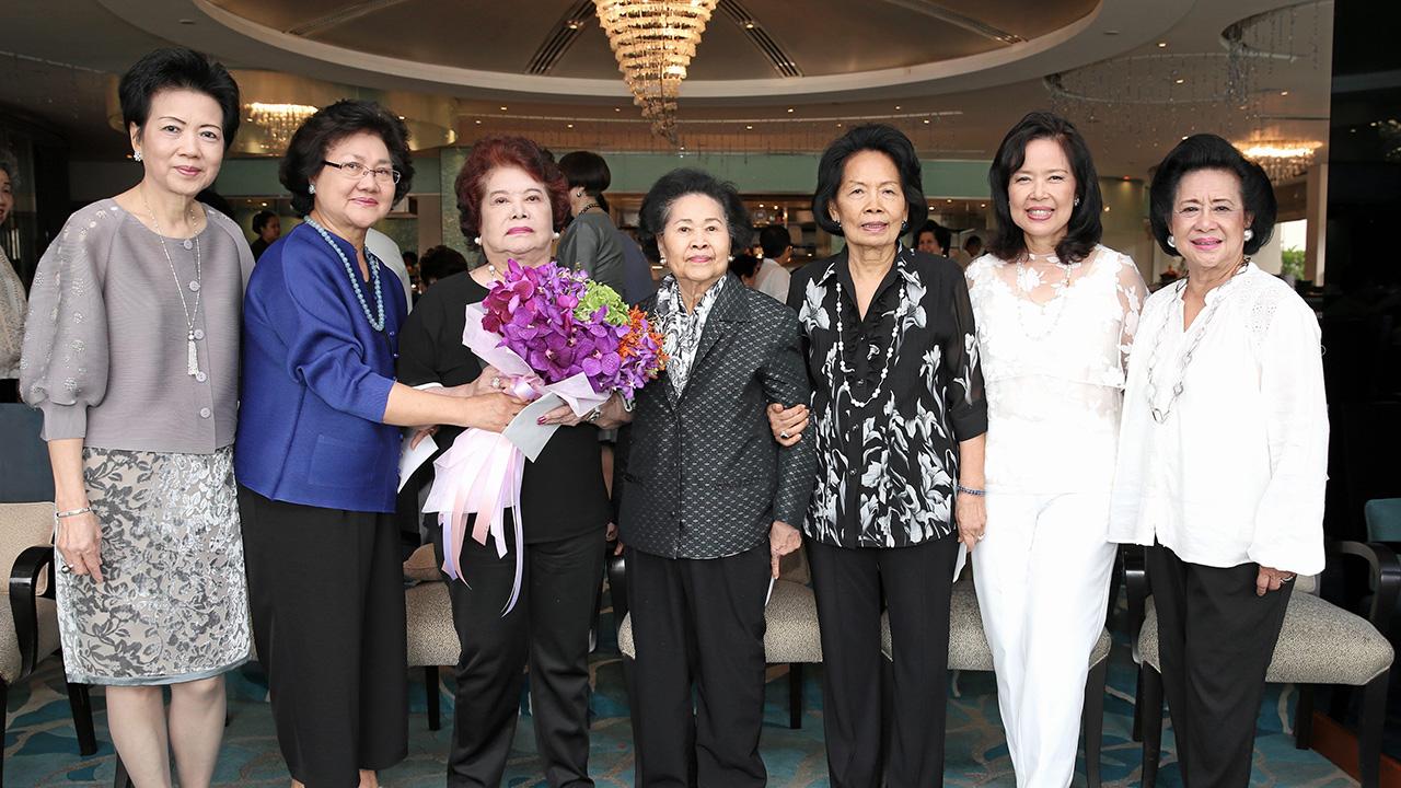 พร้อมกันเลย - ท่านผู้หญิงสุจิตคุณ สารสิน มาร่วมอวยพรในงานเลี้ยงฉลองวันเกิดของ อรวิมล อริยปรัชญา, นวรัตน์ เสรีบุรี, สมลักษณ์ พลางกูร, พิมสิริ ณ สงขลา, อัมพร ตนะพงษ์ และ นฤมล สิงหเสนี ท่ามกลางบรรยากาศของความชื่นมื่น ที่โรงแรมแมนดาริน โอเรียนเต็ล วันก่อน.