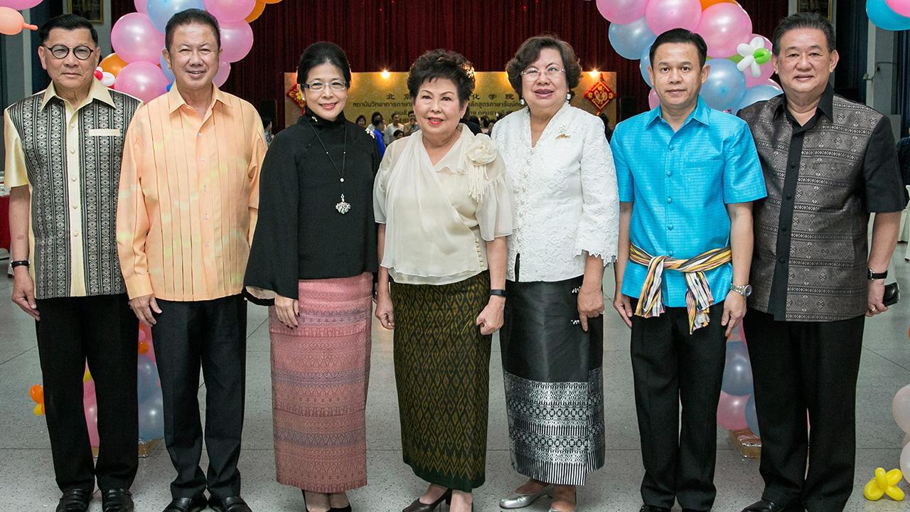 รุ่น3จบแล้ว - สนั่น อังอุบลกุล เป็นประธานในพิธีปิดหลักสูตรพร้อมฉลองความสำเร็จให้ นศ.หลักสูตร ภาษาจีนนักธุรกิจชั้นสูง รุ่น 3 โดยมี คุณหญิงสุดารัตน์ เกยุราพันธุ์, จรรย์สมร วัธนเวคิน, ประวิทย์ ยอดวานิช และ มาลีรัตน์ ปลื้มจิตร์ชม มาร่วมงานด้วย ที่ ร.ร.อัสสัมชัญพาณิชยการ วันก่อน.