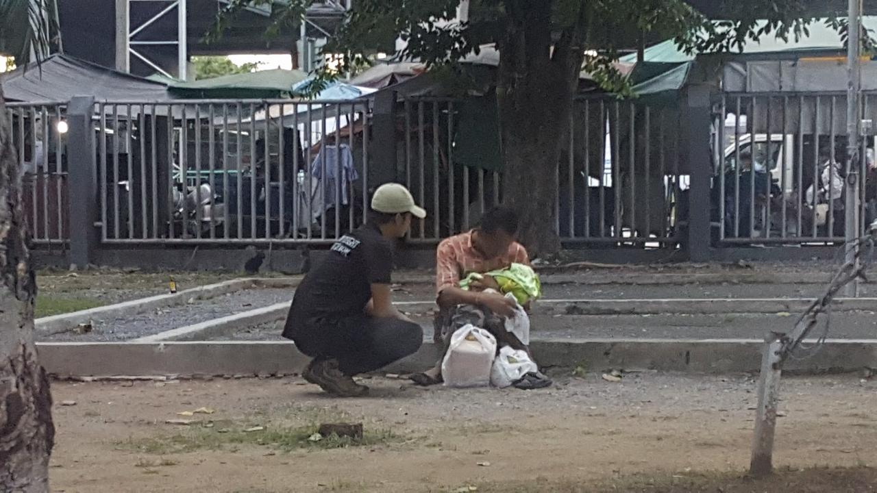 จ.ส.ต.ปฏิวัติ ทะวาปี พูดคุยกับหนุ่มพ่อลูกอ่อน
