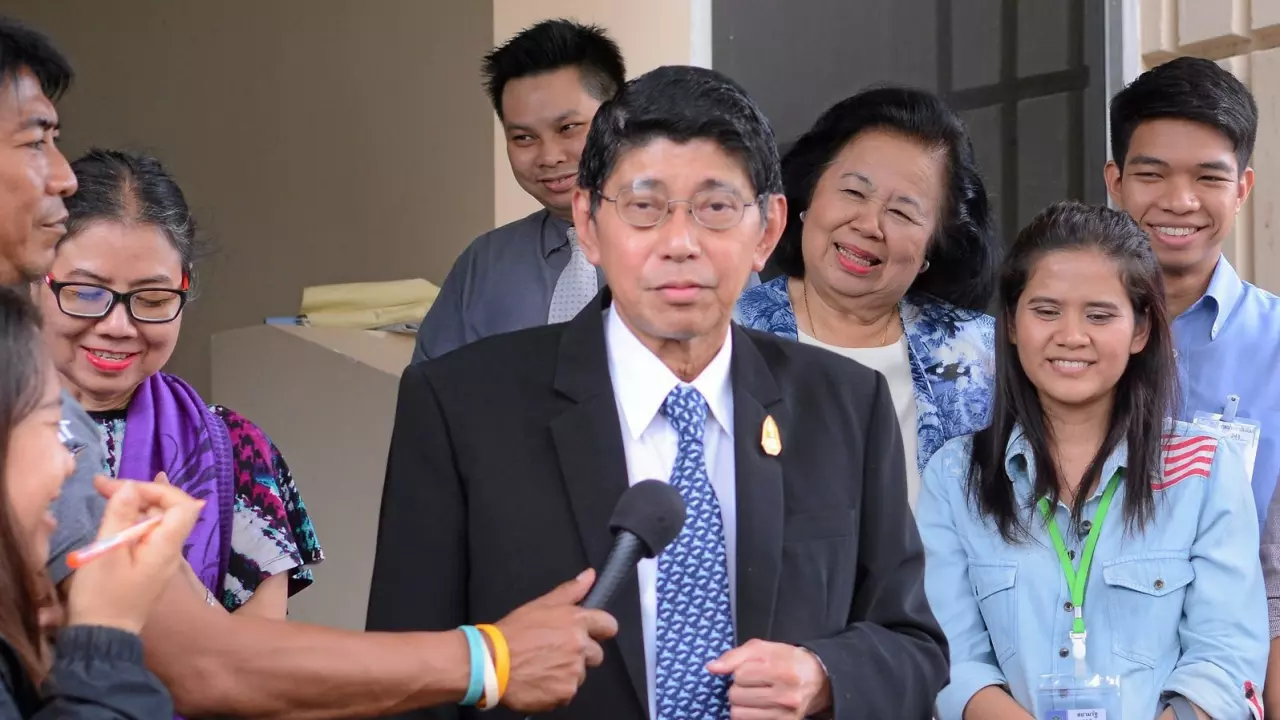 แฉ'ทักษิณ'เตรียมแผน 'ปู'ลี้ภัยอังกฤษ 'มีชัย'ปัดอย่าเพิ่งพูดอุทธรณ์