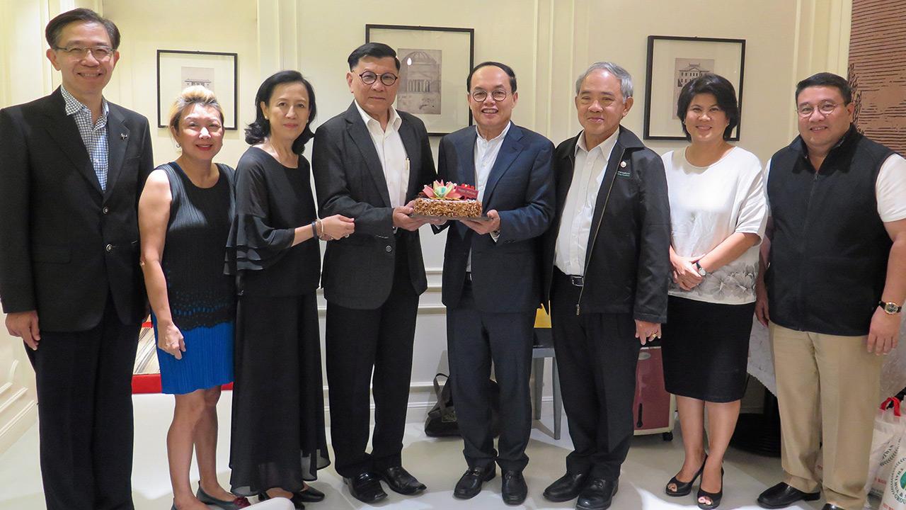 เบิร์ธเดย์ - ไพศาล พิสุทธิ์วัชระกุล จัดงานเลี้ยงฉลองวันเกิดครบ 62 ปี ให้แก่ ศ.กิติพงศ์ อุรพีพัฒนพงศ์ โดยมี พล.อ.เลิศรัตน์ รัตนวานิช, พ.ต.ท.วรรณพงษ์ คชรักษ์, วิบูลย์ลักษณ์ ร่วมรักษ์, พงษ์ชัย เศรษฐีวรรณ และ คณิตา กรรณสูต มาร่วมอวยพรด้วย ที่ร้านหงเปา สุขุมวิท 39 วันก่อน.