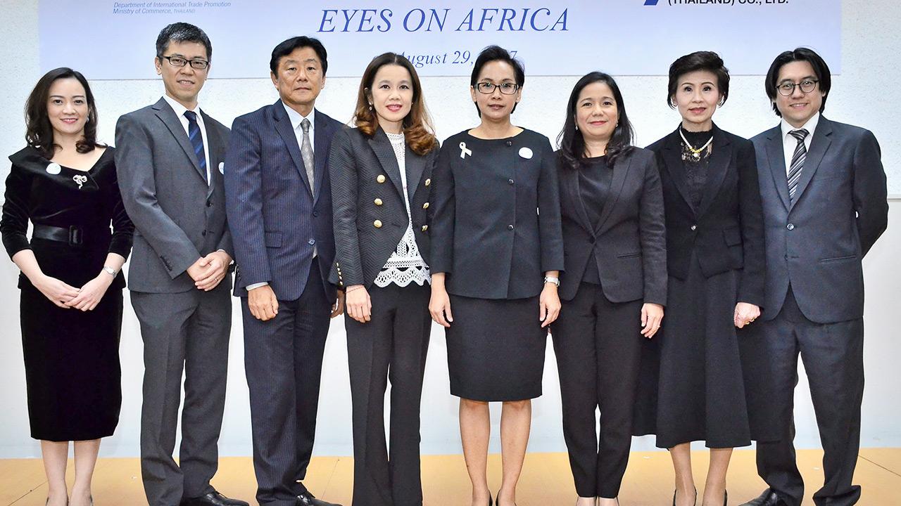 โอกาสมี นิศาบุษป์ วีรบุตร จัดสัมมนา “Eyes on Africa 2017 : โอกาสด้านการค้าและการลงทุนไทยในแอฟริกา” เพื่อผลักดันผู้ประกอบการส่งออกสินค้าระหว่างประเทศ โดยมี อนุษฐา เชาว์วิศิษฐ, ยูจิ นาคากาวะ และ น้ำเพชร์ ตติยวงศ์ มาร่วมงานด้วย ที่บริษัทโตโยต้า ทูโช วันก่อน.