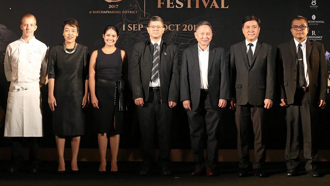 น่าหม่ำมาก ชาย ศรีวิกรม์ และ ฉัททันต์ กุญชร ณ อยุธยา เปิดงาน “เทสต์ อิต ออล 2017 แอท ราชประสงค์ : เดอะ รอยัล ดีไลท์-เทศกาลไก่ฟ้า” จัดถึง 31 ต.ค. โดยมี ภดารี บุนนาค และ อมร สุวจิตตานนท์ มาร่วมงานด้วย ที่โรงแรมแกรนด์ ไฮแอท เอราวัณ วันก่อน.