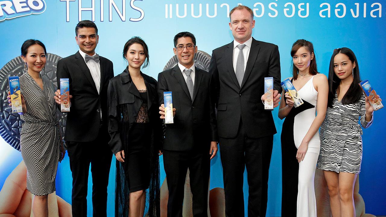 กินเพลิน ฐานันท์ สุวรรณรักษ์ เปิดตัว “OREO Thins” คุกกี้ชิ้นบางกรอบ เนื้อครีมบางเบา รสชาติยอดนิยมอย่างวานิลลา ดีไลท์และทีรามิสุ โดยมี ริชาร์ด ลอว์เรนซ์, ณัฏฐิ์ประภา ชุณหะวัณ,อนุรักษ์ อากาวัล และ นิษฐา จิรยั่งยืน มาร่วมงานด้วย ที่ศูนย์การค้าเทอร์มินอล 21 วันก่อน.