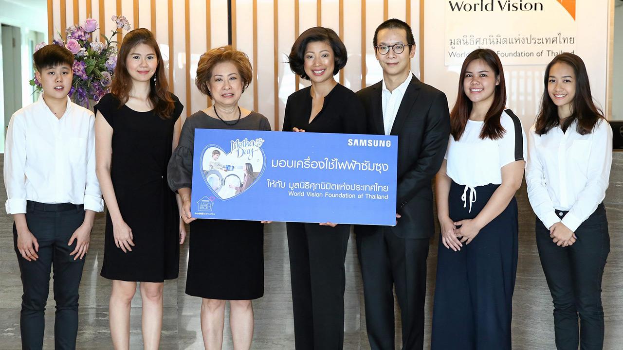 ให้มูลนิธิ ประไพภัตร์ ไวเกิล ผจก.อาวุโสฝ่ายการตลาด บ.ไทยซัมซุง อิเลคโทรนิคส์ มอบเครื่องใช้ไฟฟ้าในโครงการ “Season of Giving ลดให้แม่รู้...ว่ารัก” ให้แก่ จิตรา ธรรมบริสุทธิ์ ผอ.มูลนิธิศุภนิมิต โดยมี วาริท จรัณยานนท์ และ ภัทรัน เพชรศิริ มาร่วมงานด้วย ที่มูลนิธิศุภนิมิต วันก่อน.
