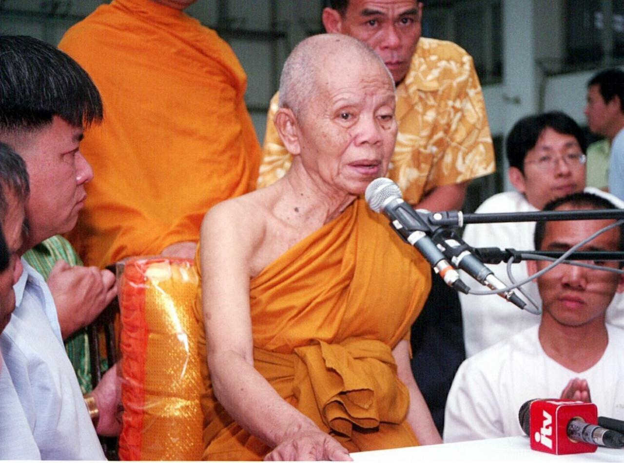 หลวงพ่อคูณ ปริสุทโธ พระเกจิอาจารย์ชื่อดังแห่งวัดบ้านไร่